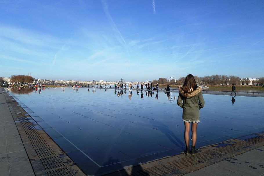 Le miroir d'eau qui fait face à la Garonne