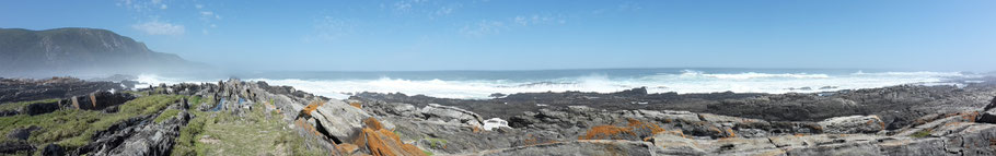 Herrliches Panorama: die Mündung des Storms River in den Indischen Ozean bei unseren Radreisen