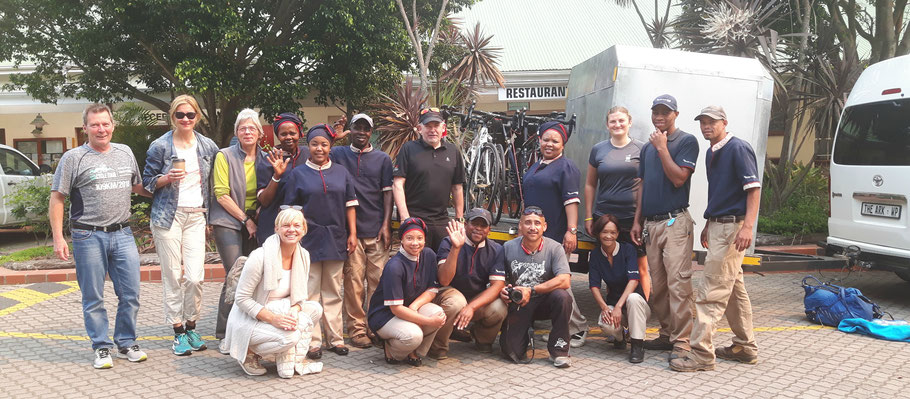 Erinnerungsfoto: Die Hotel-Crew des Formosa Bay verabschiedet die Radsportler auf ihre Südafrika-Radtour