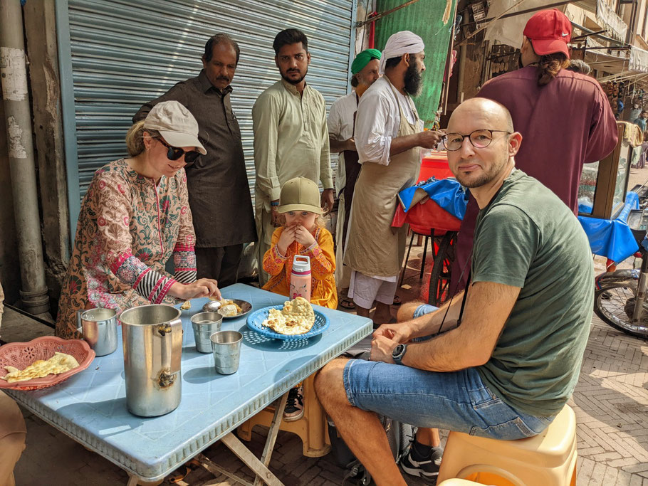 Adil hat uns zum Frühstück bei einem bekannten und vertrauenswürdigen Straßenkoch eingeladen