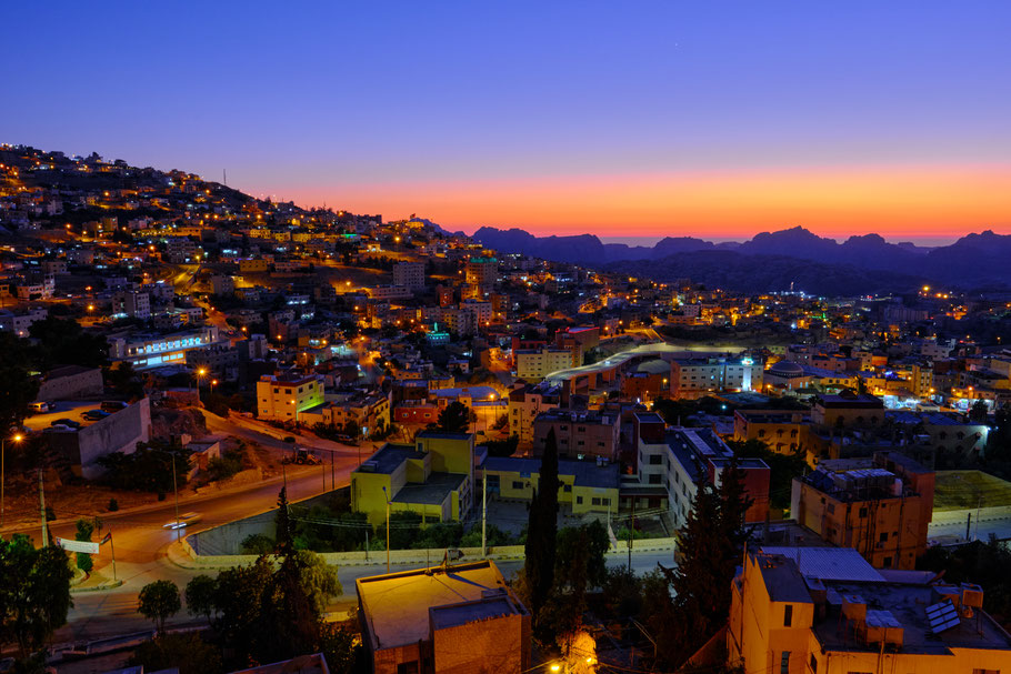 Wadi Musa bei Nacht