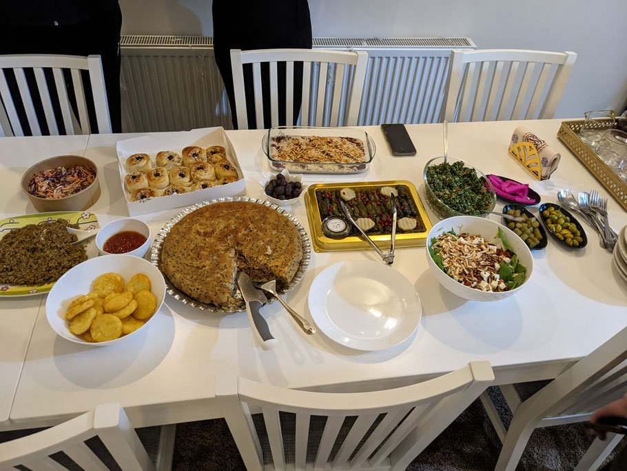 Fastenbrechen "Iftar" am Abend mit Freunden 