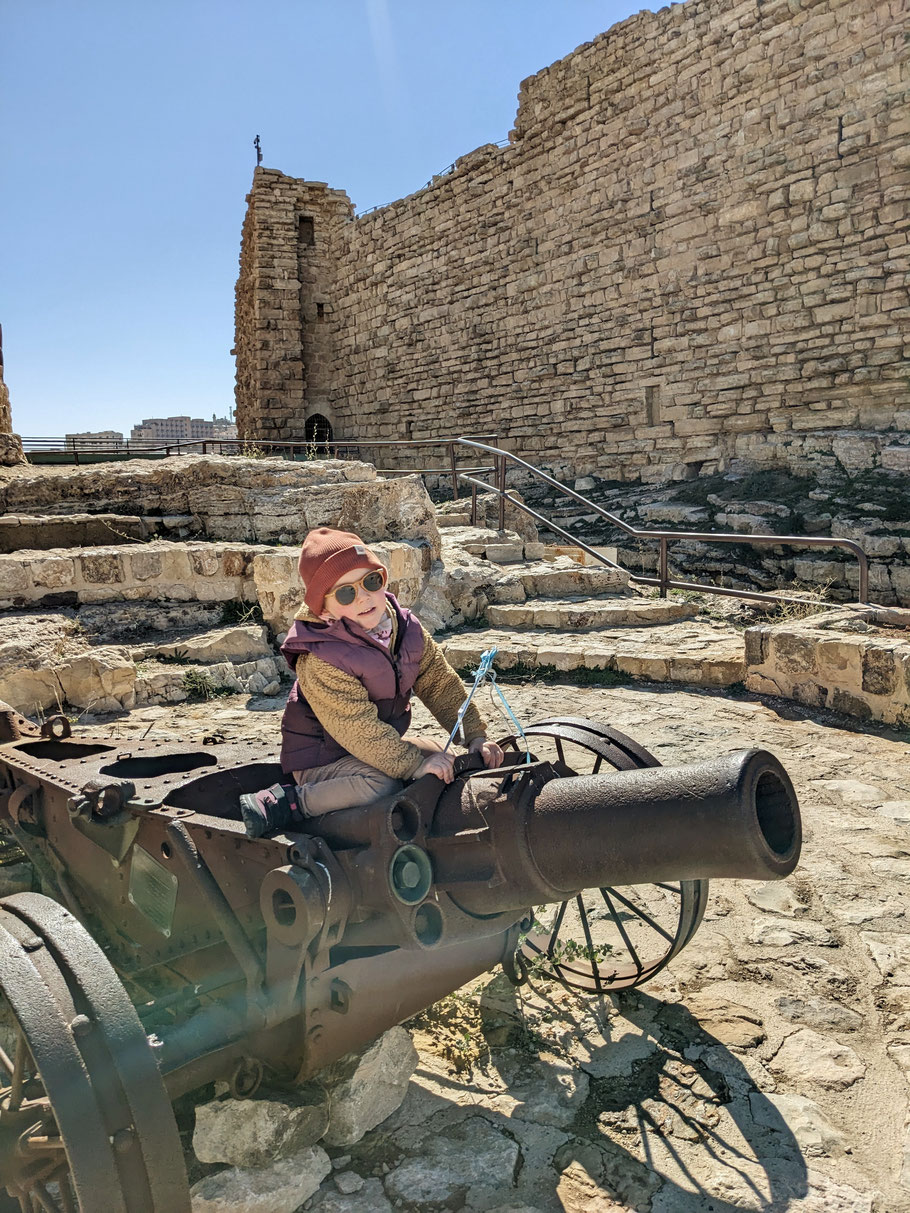 Johanna is climbing the old cannon