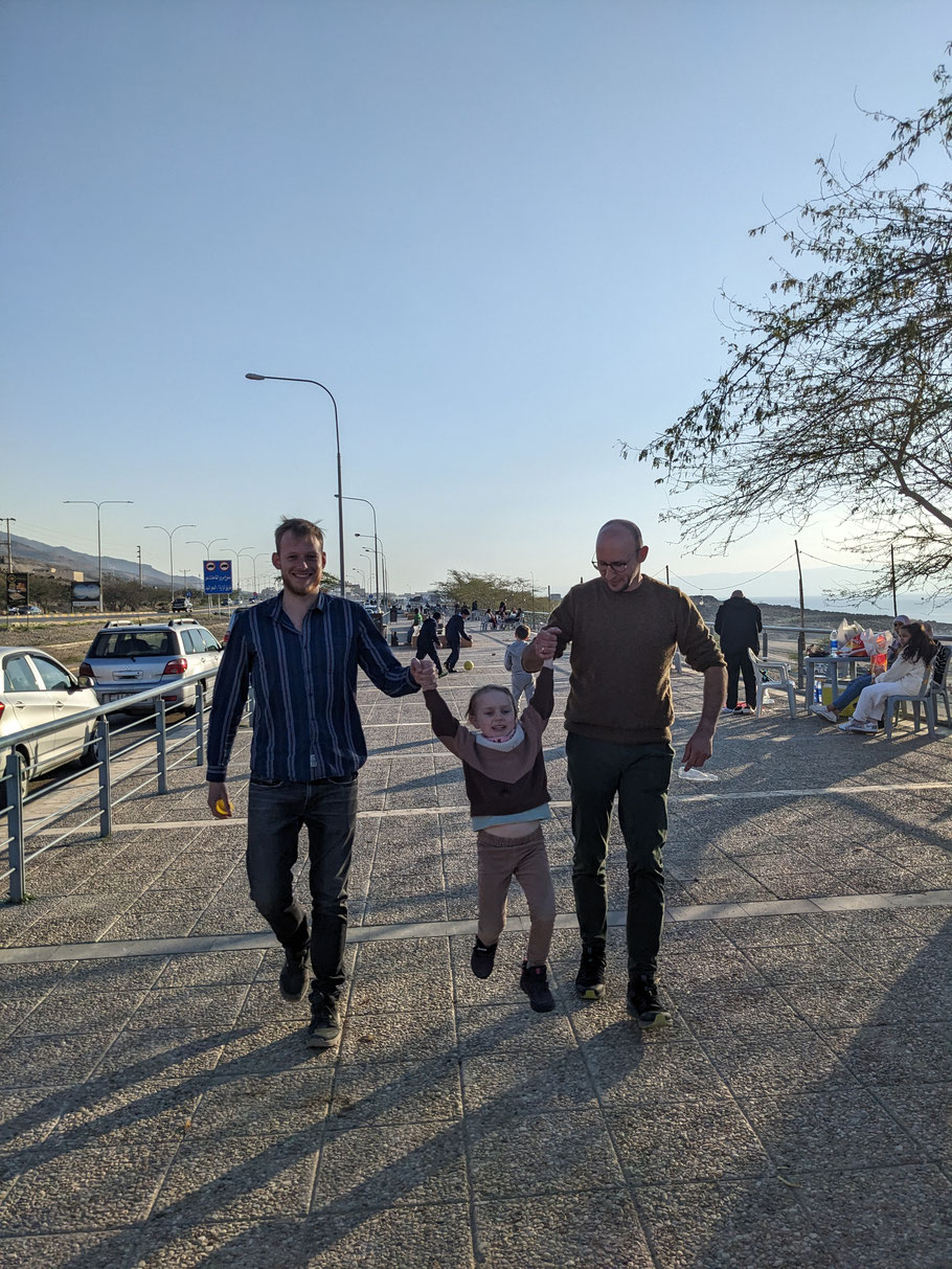 Enjoying a friday afternoon at the Dead Sea like the locals do 