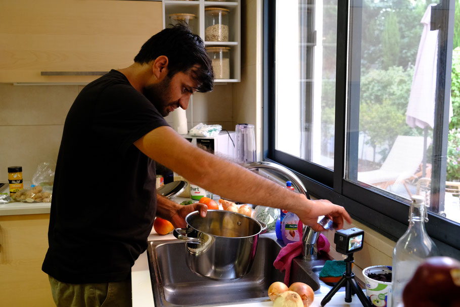 Beim Kochen filmt Deepanshu ein neues Youtube-Video