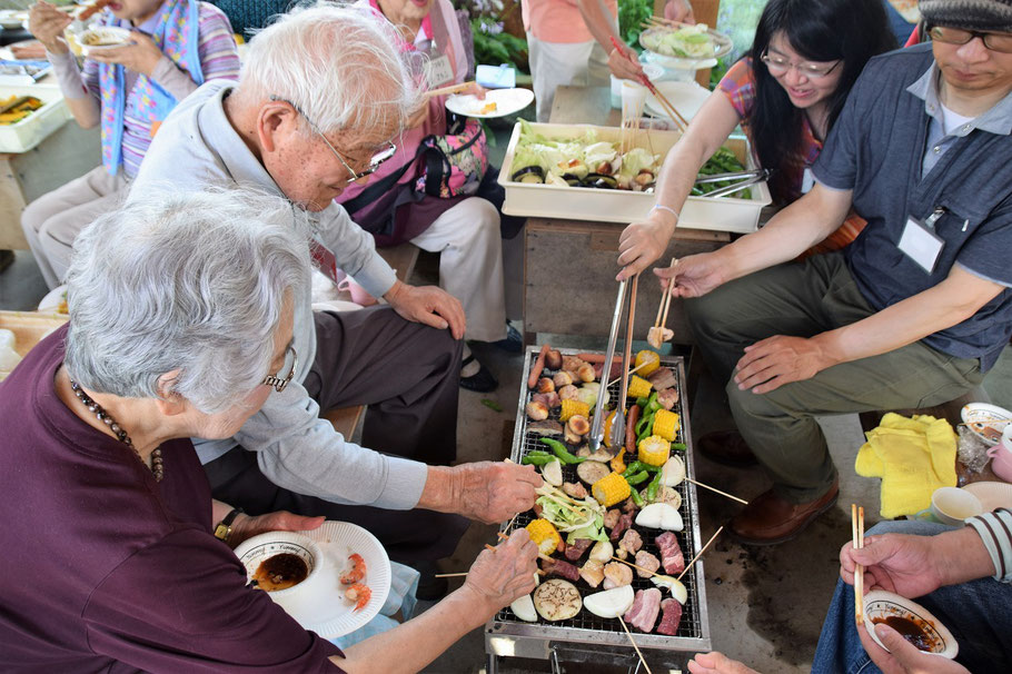 旭東教会からお出でになった皆さんが中心になったバーベキューの様子。美味しそうでしょ！