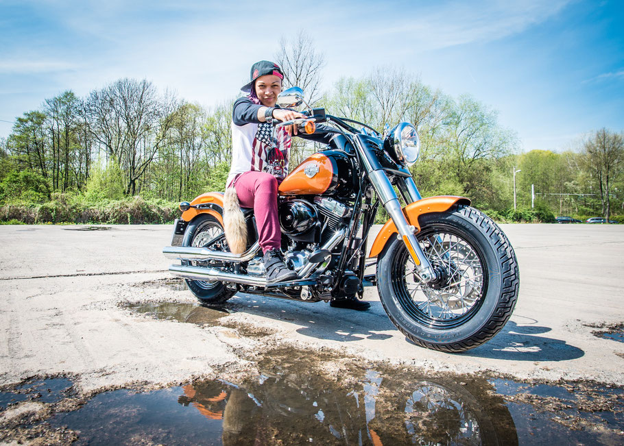 WM Herausforderin Kali Reis auf der Harley.