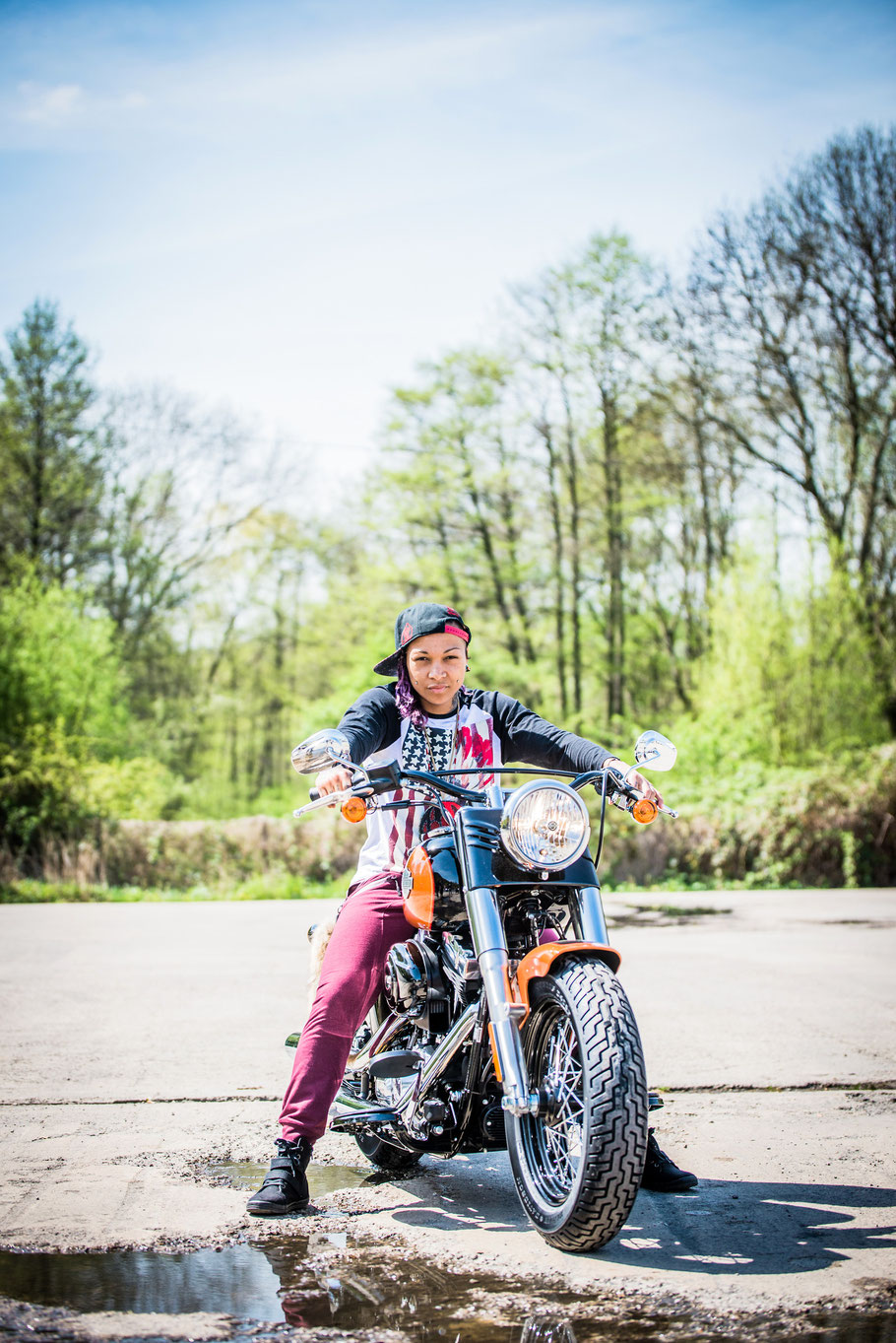 WM Herausforderin Kali Reis auf der Harley.