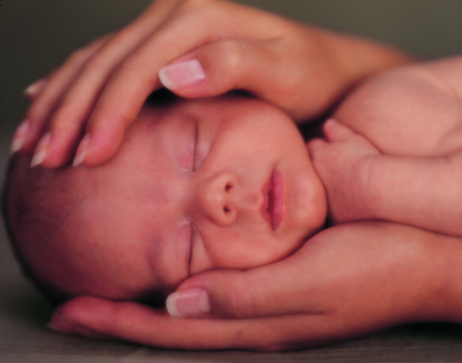 Corinne holding Alexander, 3 weeks, Auckland, 2001, S. 95, Taschen Verlag