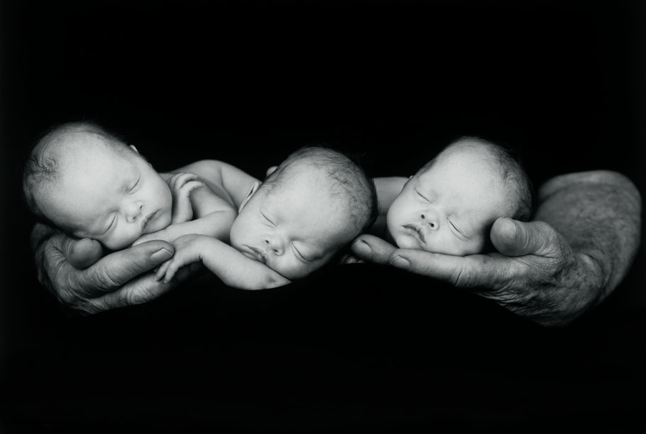 Jack holding triplets Charleé B, Susanna, and Jaclyn, 9 weeks, Auckland, 1999, S. 120-121, Taschen Verlag