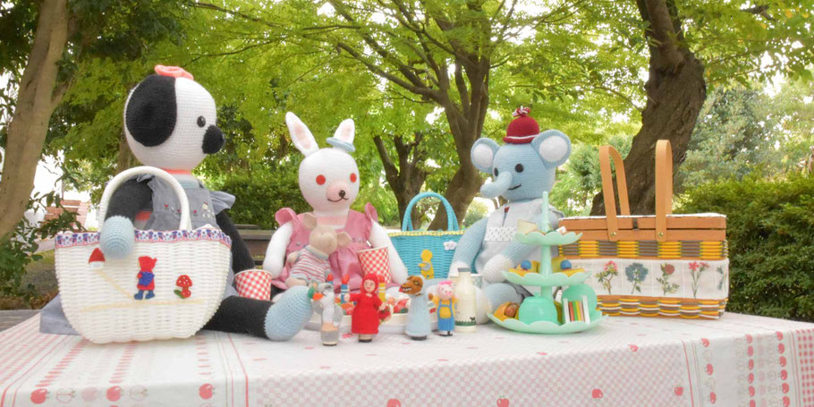 ハンドメイドで製作した編みぐるみ3体を野外で撮影