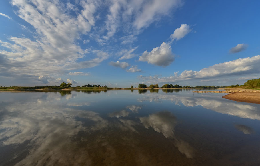 Wolkenspiegelung auf der Elbe bei Penkefitz