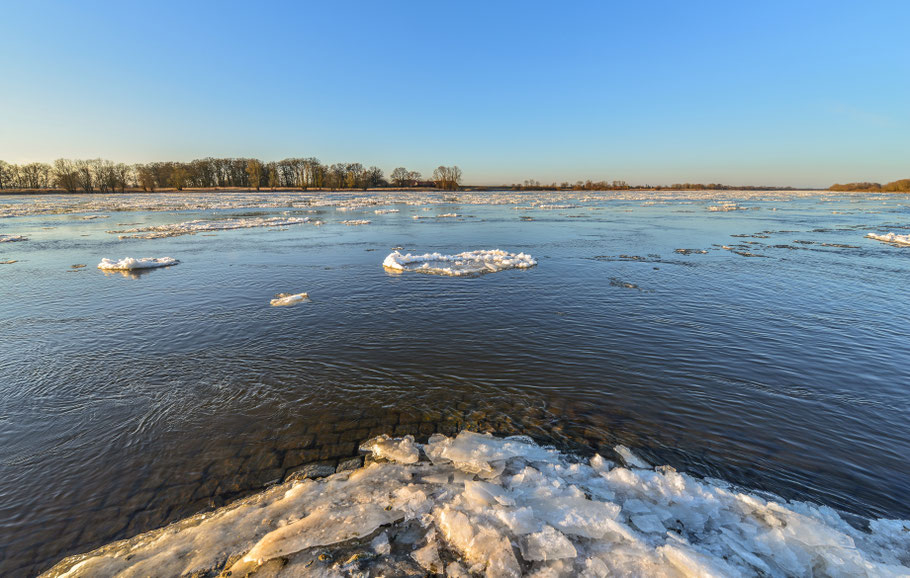 Eisschollen auf der Elbe bei Penkefitz