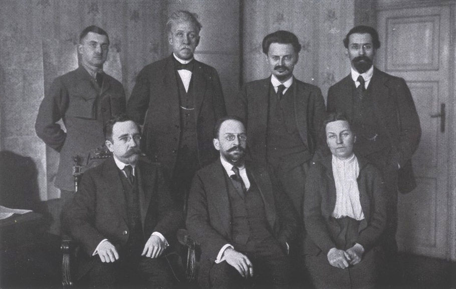 Russische delegatie tijdens onderhandelingen van Brest-Litovsk met 3e van linksboven Leon Trotski. Bruckmann, F. Grosser Bilderatlas des Weltkrieges; 1918