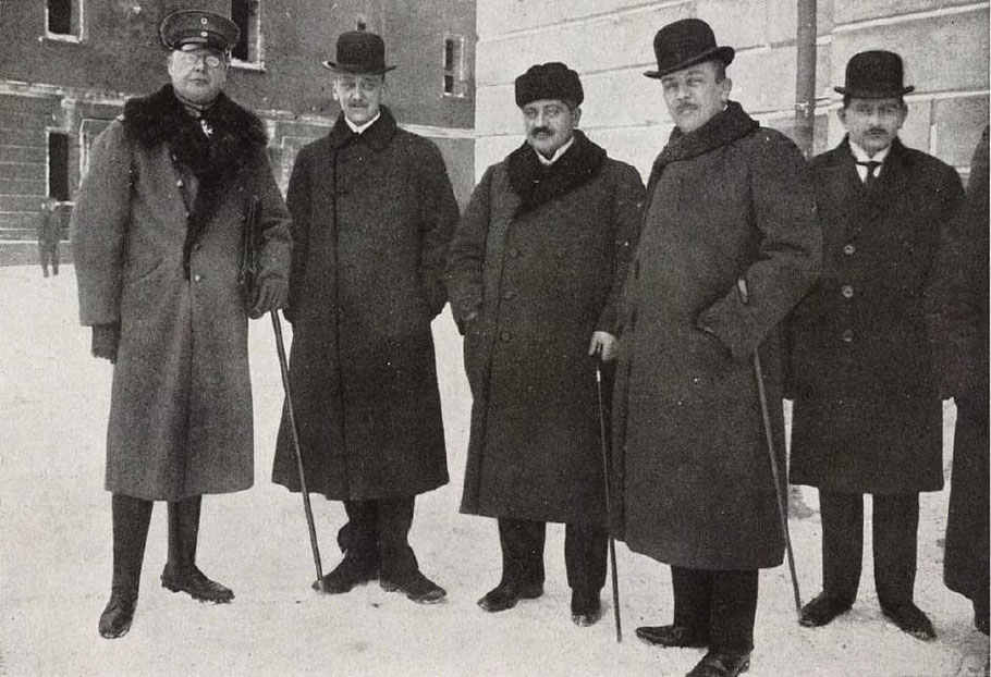 Delegatie van de centrale mogendheden (Duitsland, Oostenrijk-Hongarije en Ottomaanse Rijk) 1917-18. Bruckmann, F. Grosser Bilderatlas des Weltkrieges; 1919.