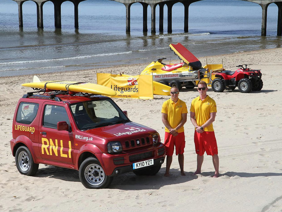 suzuki jimny rouge pour les garde-côte anglais sur la plage