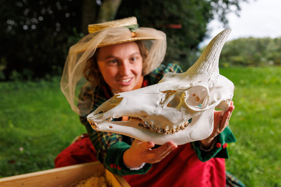 Louisa Wilson mit dem äusserst wertvollen Schädel des Einhorns. Sie hat ihn tief im Dschungel entdeckt. Bild: Nicolas Zonvi