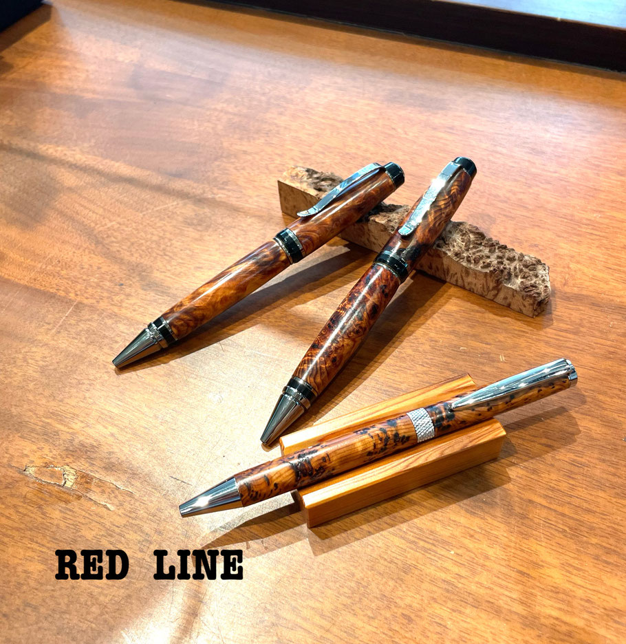 ボールペンの写っているREDLINEの紹介写真