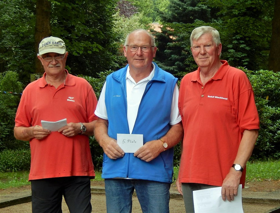 5. Platz Karl-Heinz-Mextorf mit Boulechef Walter Arriens (li.) und Sportchef Rudi Wieckhorst