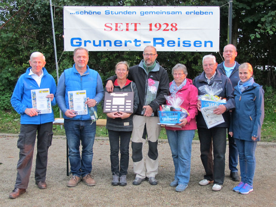 Die siegreichen Teams mit Turnierleiter Maik Carstensen und Simone Rumpf von der Firma Grunert-Reisen