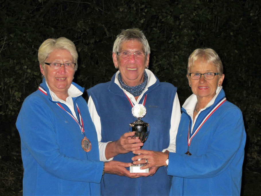 Ulla, Anne und Inga mit Pokal und Medaillen -  3. Platz Landesmeisterschaft Frauen