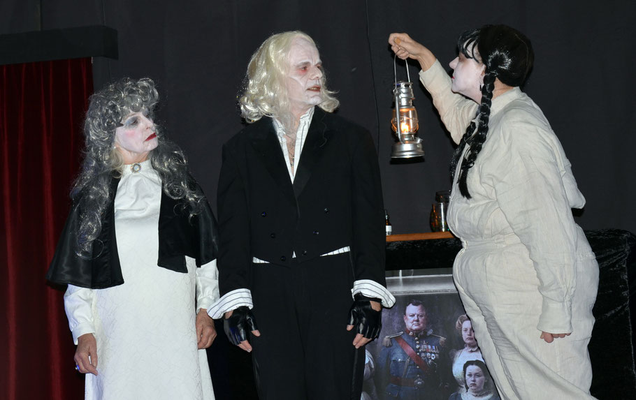 Charlotte (Barbara Weltmeyer)  und Diener Rudolf (Philipp Kaufmann) überraschen Clementine (Sabine Langenbeck), die nach dem tödlichen Arsen sucht.