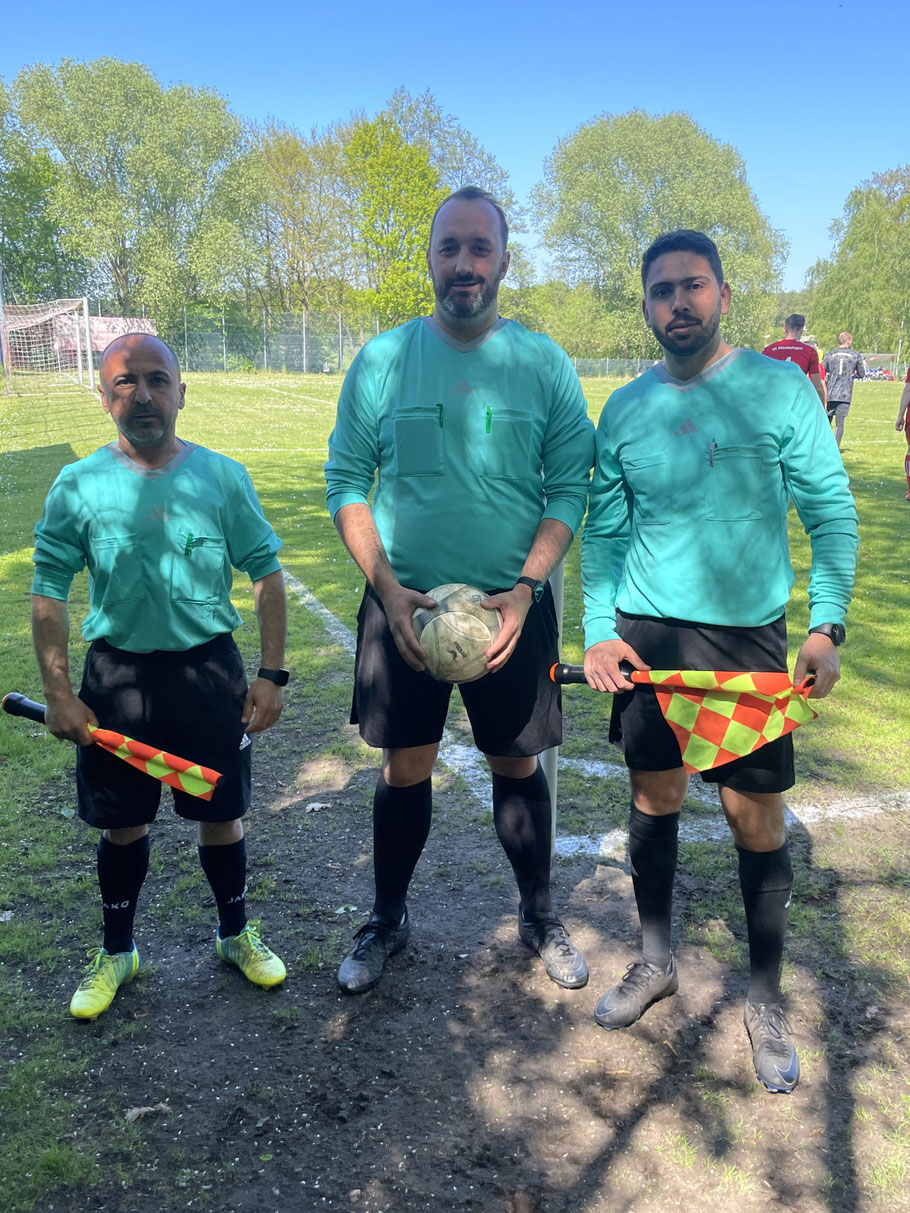 Zeigten eine gute Leistung. Schiedsrichter Sebastian Gerke und seine Assistenten Edip Gürses und Mohamed Aziz Loukil