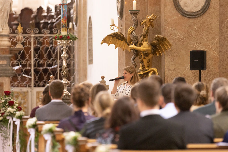 Hochzeitssängerin Stephanie Meissner singt eine Brautmesse in der Kirche Sankt Manga in Füssen im Allgäu