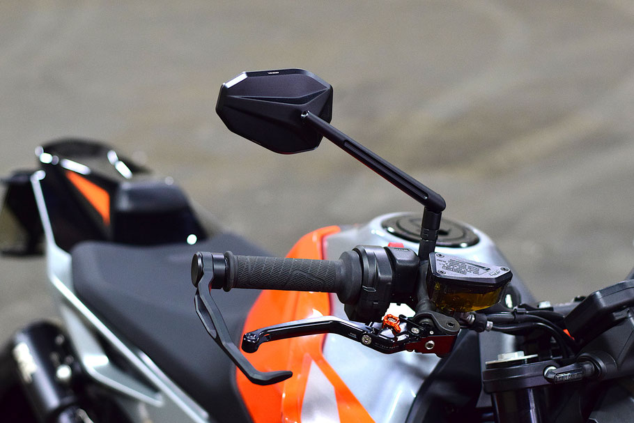 KTM 79Duke mit montierten Rückspiegeln mit langem arm