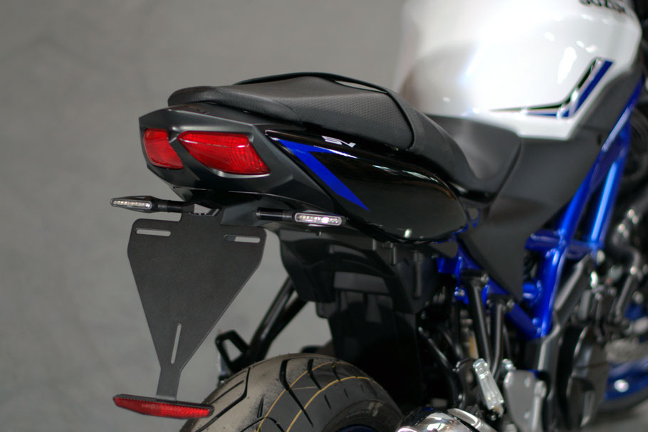 TAI-Bikeparts Kennzeichenhalter-Set montiert an Suzuki SV 650 – kurzes Heck mit LED-Blinkern