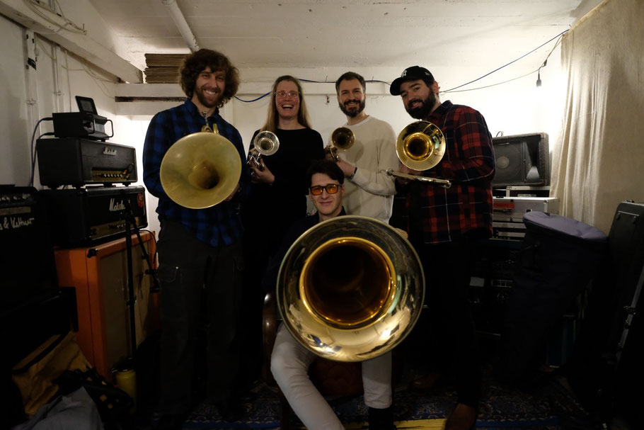 Tuba, Horn, Trumpet, Trumpet, Trombone