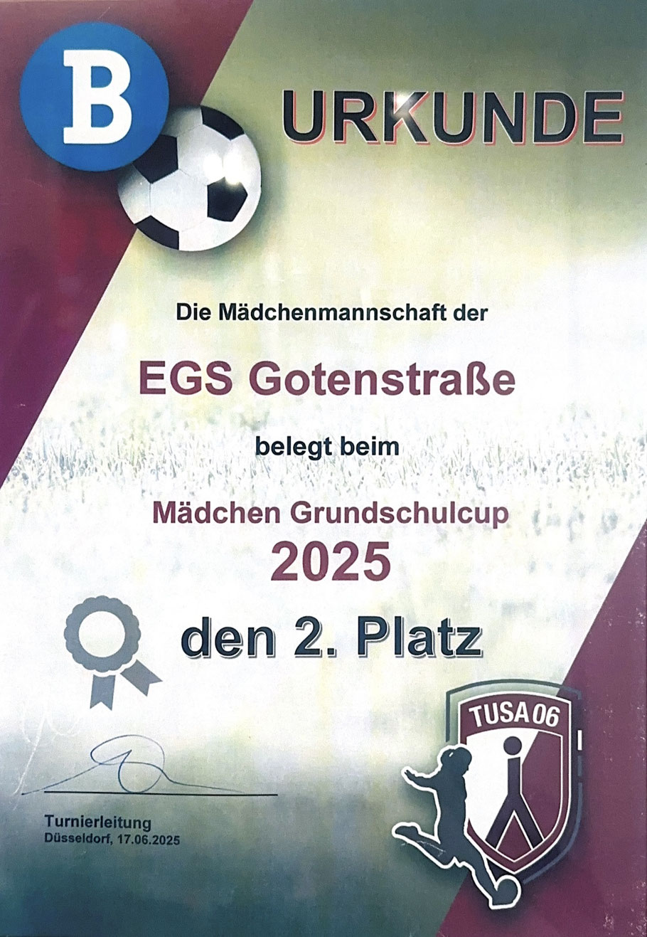 Die Mädchen der Martin-Luther-Schule erkämpften sich beim Grundschulcup 2025 den 2. Platz! Mit Teamgeist und Einsatz zeigten sie ein starkes Turnier! Wir freuen uns riesig über diese tolle Leistung!