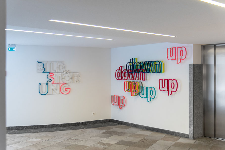 Barbara Reck-Irmler · Bildstörung · 2025 · Textil, Schichtholz · 122 x 92 x 3 cm | up down · 2023 · Installation, Textil, Schichtholz · 335 x 160 x 15 cm 
