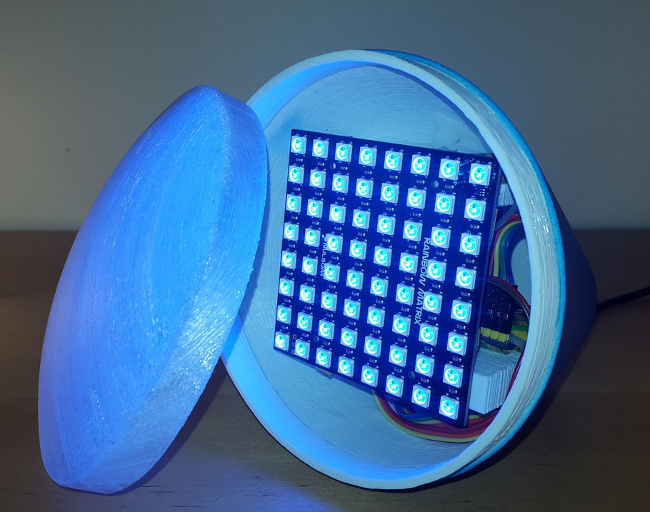La Lampe est terminée, le capot s'emboite : avec les frictions il tient tout seul