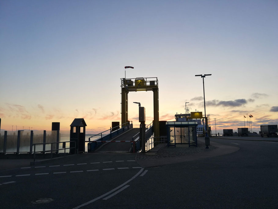 Ein Fähranleger in Dagebüll vor einem Himmel direkt nach dem Sonnenuntergang