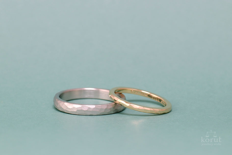 Pt950とK14イエローゴールド、槌目模様のマリッジリング(結婚指輪)
