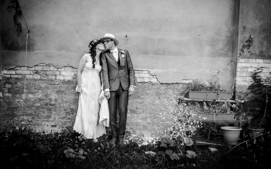 Fotograf DIRK BRZOSKA begleitet das Brautpaar Anne und Bernhardt  während ihrer Hochzeit in Dresden mit Oldtimer Wartburg 311, Hochzeitsfotograf aus Leipzig  - www.dirk-brzoska.de