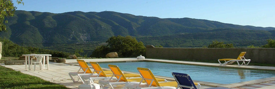 Très grand gîte dans le Luberon avec piscine pour groupes. Piscine 6x12 m d’un gîte de grande capacité en Provence Gîte pour 42 personnes dans le Luberon