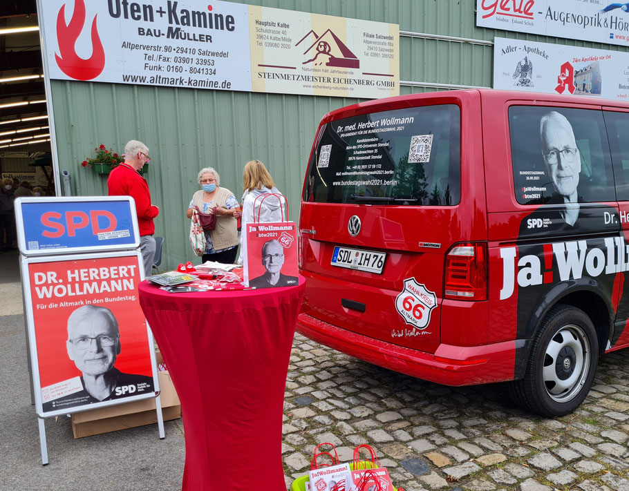 Herbert Wollmann spricht mit Salzwedelerinnen und Salzwedelern auf dem Bauernmarkt
