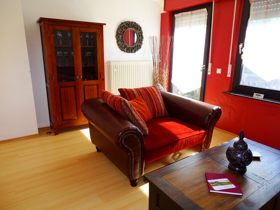 Wohnzimmer mit gemütlicher Big-Sofa Garnitur in der Eifel