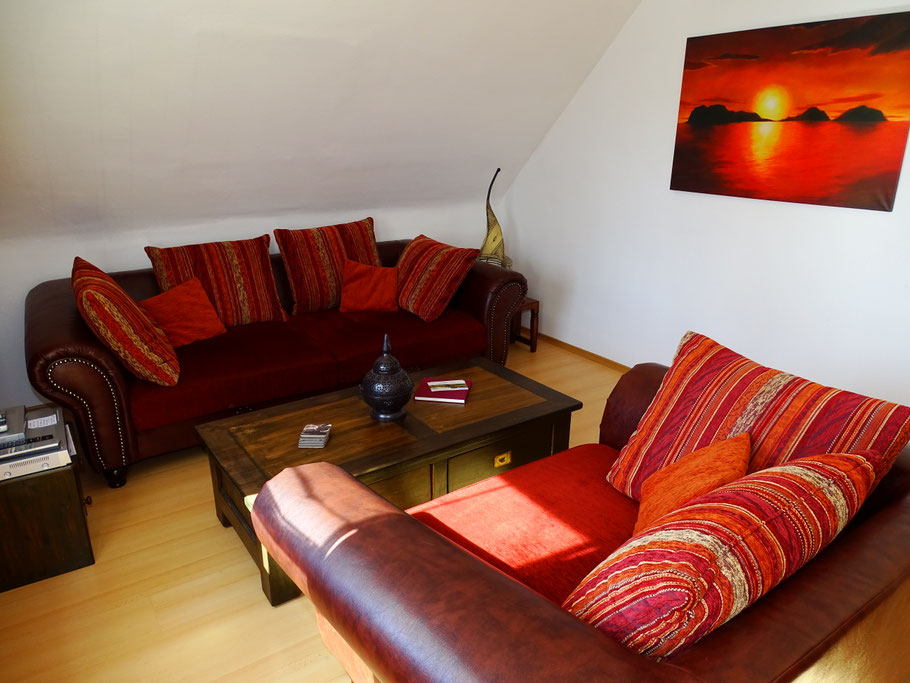 Wohnzimmer mit gemütlicher Big-Sofa Garnitur der Ferienwohnung in der Eifel