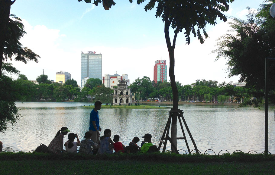 Sur les rives du lac Hoan Kiem - Linh Nguyen Tri