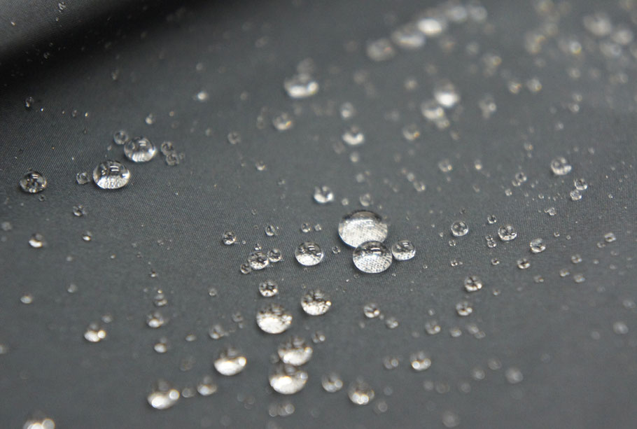 雨粒を玉のように弾く「撥水性」