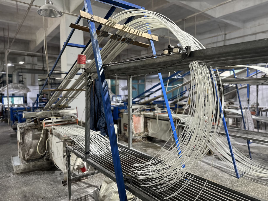 グラスファイバー骨の製造現場