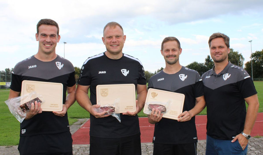 Pascal Guter, Kevin Losert und Timo Kammerer freuen sich mit Sießens Abteilungsleiter Raffael Eberle.