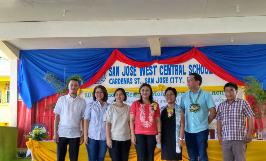 from left to right; Principal Christian Halili, Former Mayor Marivic Belena, Former Mayor Baby Congco, Vice President Leni Robredo, School Division Superintendent Teresa Mababa, Mayor Mario Salvador, and Former Mayor Tante Gerdan