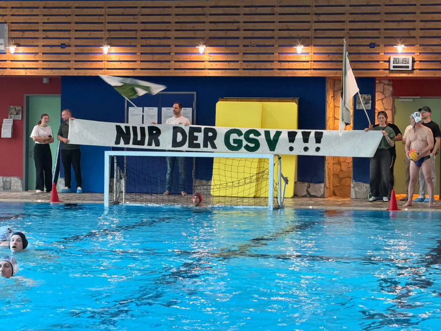 Auswärtssieg für unseren GSV! Die Wasserballmanschaft setzet sich am 24.04 mit 12:15 gegen Versmold durch - lautstark unterstützt von unseren mitgereisten Fans!