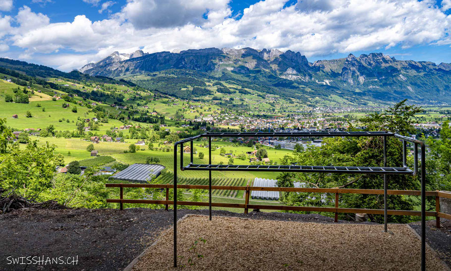 Fitnessposten vor traumhafter Kulisse mit Grabs und den Bergen auf dem Grabser Waldparcours.