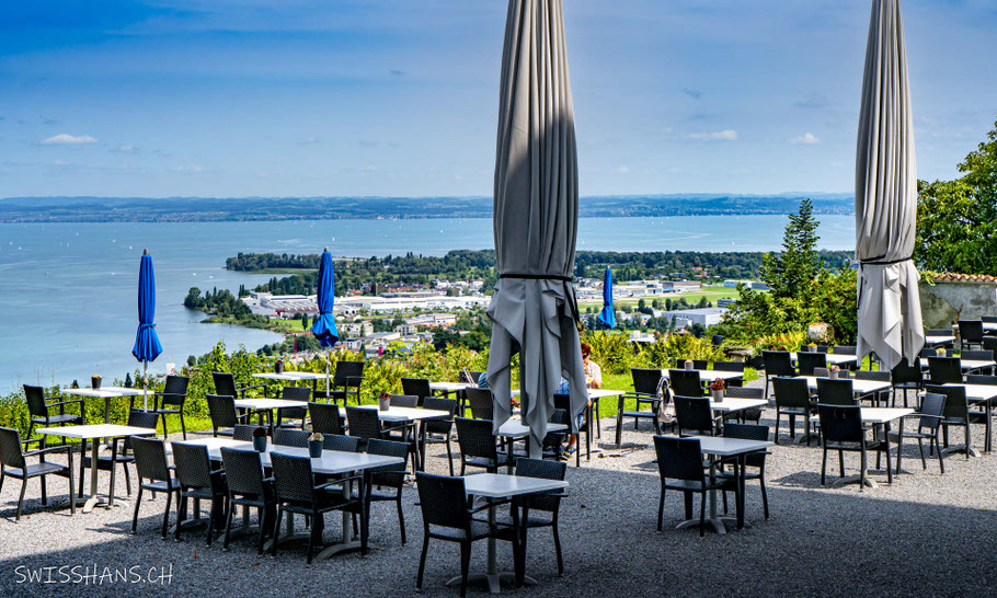 Gartenrestaurant Schloss Wartensee mit dem Ort Altenrhein und dem Flughafen sowie dem Bodensee im Hintergrund