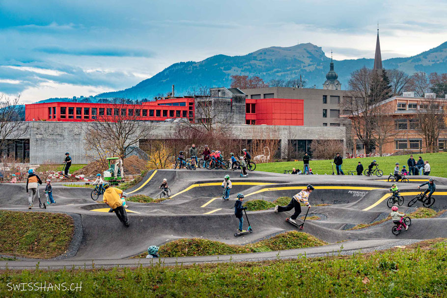 Pumptrack Altstätten mit vielen Kindern und Jugendlichen in Action